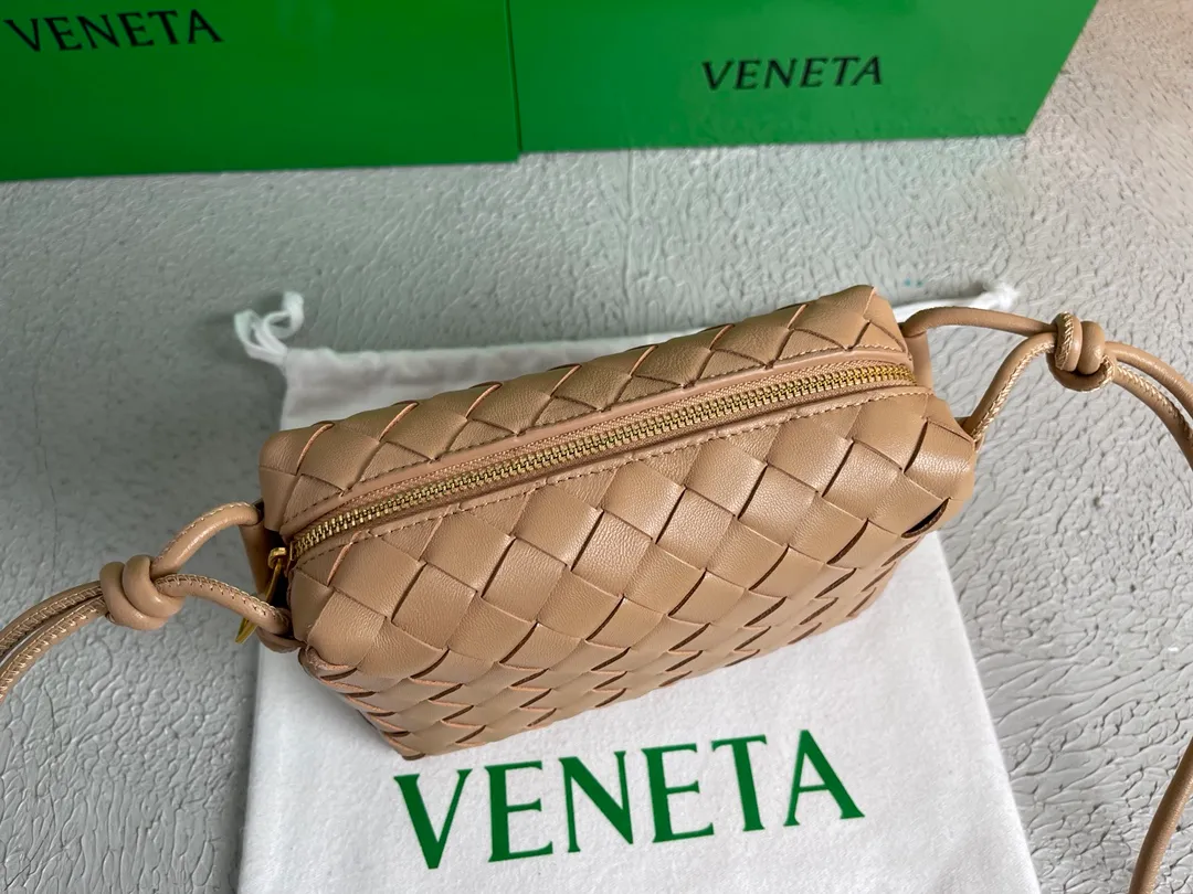 Batch 1160 BOTTEGA VENETA/Bottega 2021 new women's POUCH cross-body bag clutch, lntfecciato woven leather cross-body mini handbag, single internal open pocket, zipper opening, computer embroidered leather shoulder strap can be adjusted in length, model: 6684 Color: milk tea Origin: Italy Size: 17*12*8
